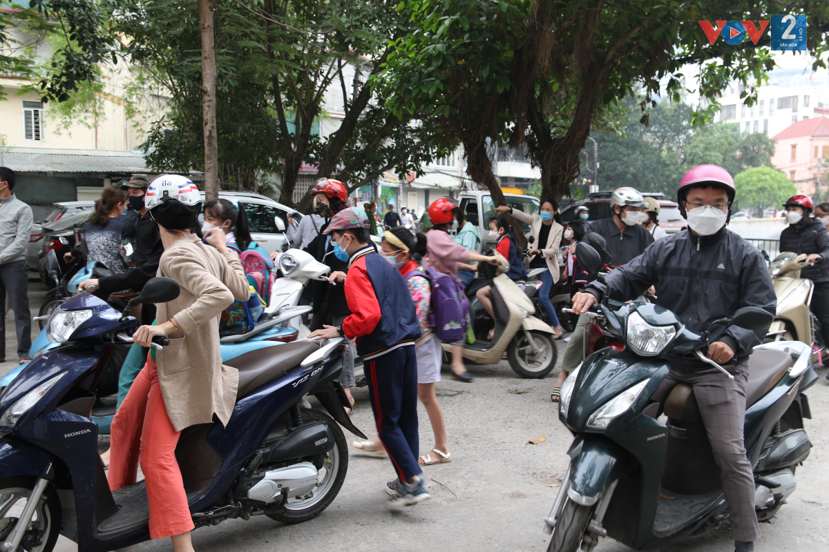 Ngay từ 6h30, tại cổng trường tiểu học Nhân Chính (quận Thanh Xuân), rất nhiều phụ huynh đưa con đến trường.