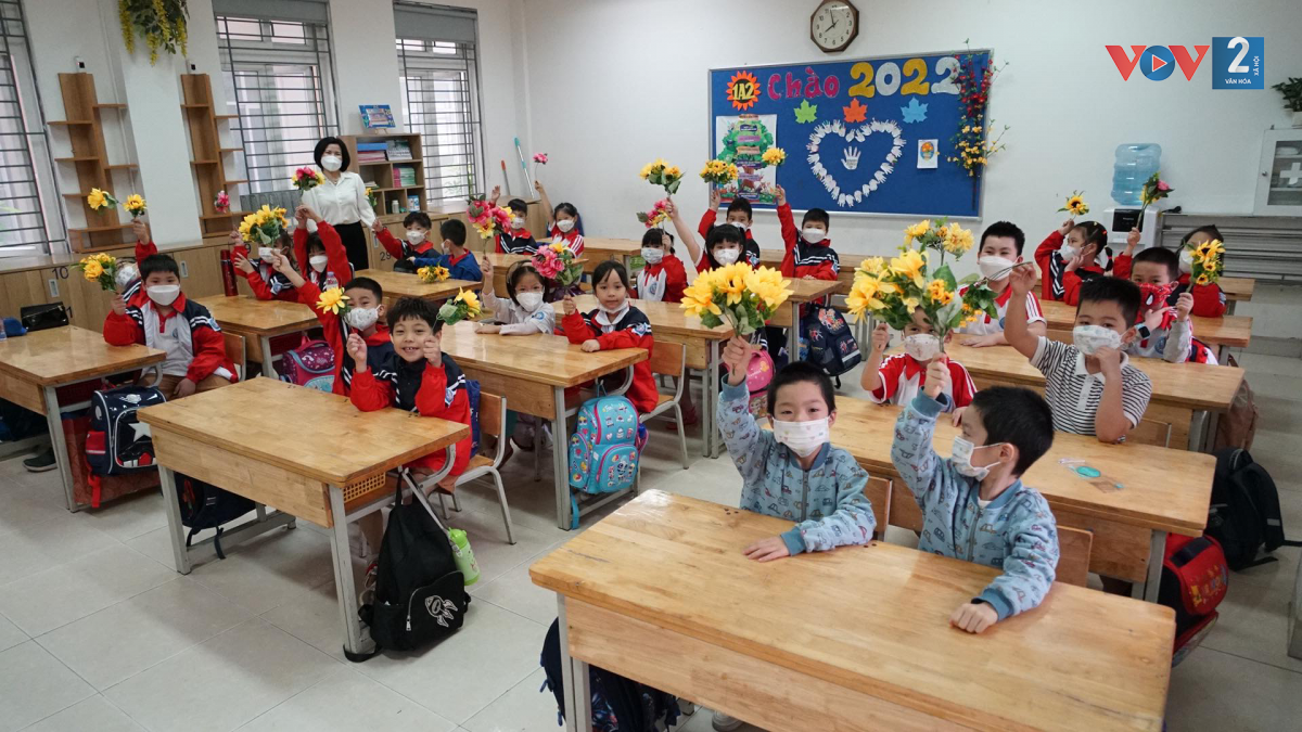 Cô giáo chuẩn bị hoa tặng các học sinh lớp 1 nhân ngày đầu tiên đi học.