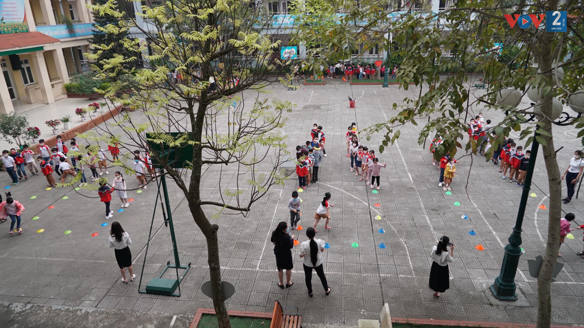 Tại trường tiểu học Nam Từ Liêm (Từ Liêm), rất nhiều hoạt động ngoại khóa được tổ chức tại sân trường cho học sinh.
