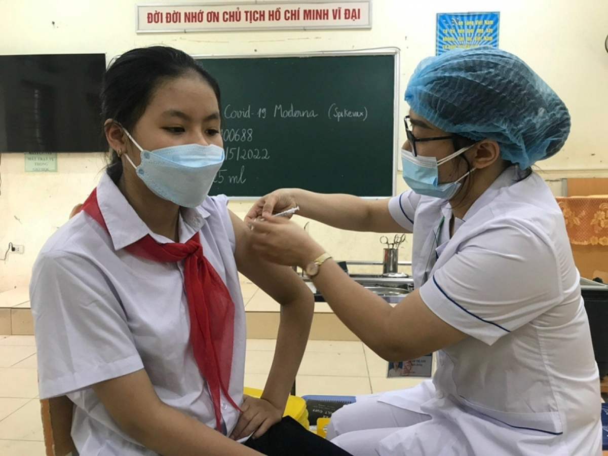 Một trong những học sinh lớp 6 (11 tuổi) tại Hà Nội được tiêm vaccine phòng Covid-19