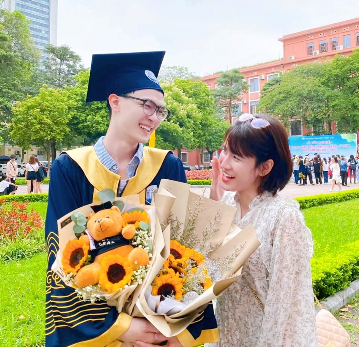 Các tân Kỹ sư, Cử nhân lưu giữ kỷ niệm với bạn bè, người thân