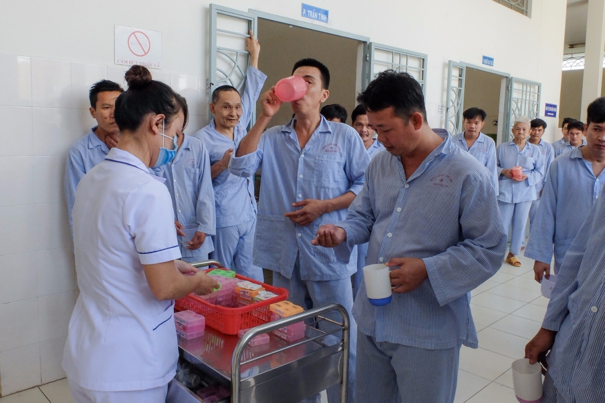 Bệnh nhân uống thuốc tại Bệnh viện Tâm thần tỉnh Bến Tre