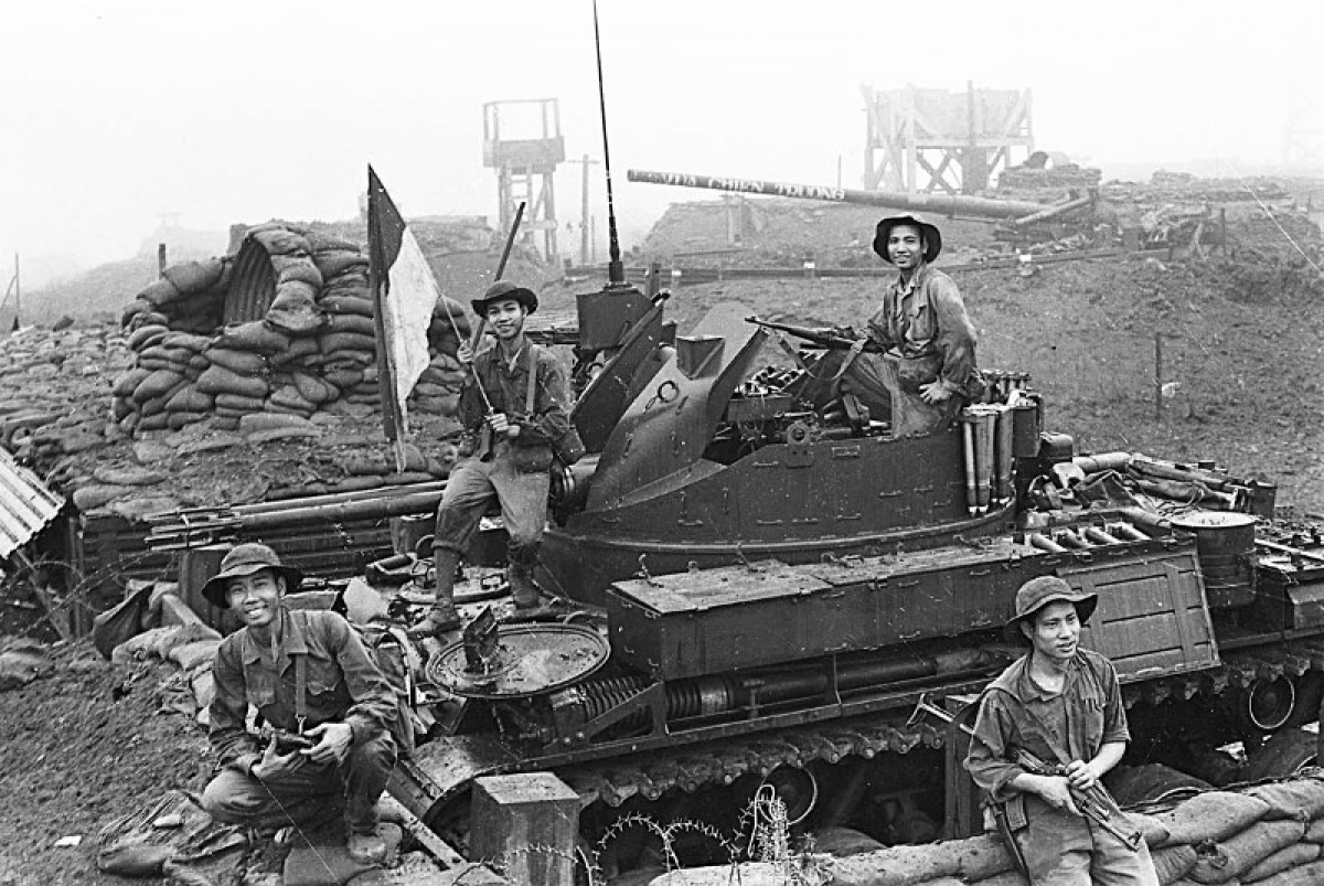 Quân Giải phóng làm chủ trận địa pháo “Vua chiến trường” của địch tại điểm cao 241 (Ảnh tư liệu)