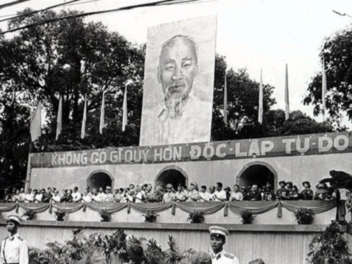 Các đồng chí lãnh đạo Đảng, Nhà nước trên lễ đài tại Lễ mít tinh mừng Việt Nam đại thắng, ngày 15/5/1975