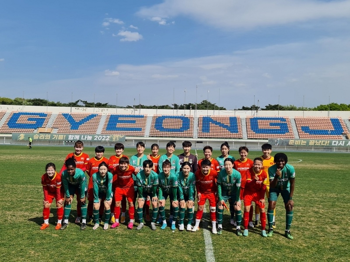Đội tuyển nữ Việt Nam chụp ảnh lưu niệm với Câu lạc bộ Gyeongju KHNP. Ảnh: VFF
