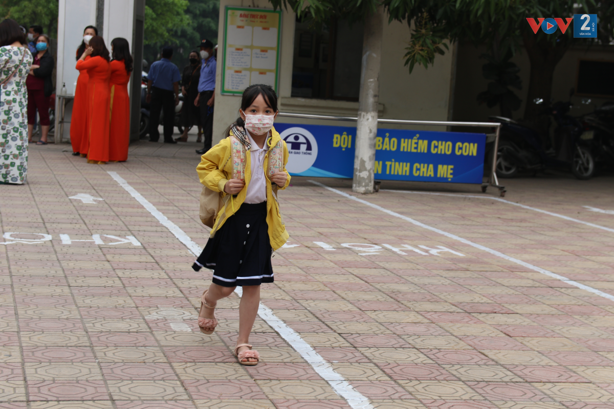 Trong ánh mắt, dáng đứng, bước đi của các em, thấy rõ cảm giác bỡ ngỡ trong ngày đầu tiên đi học.