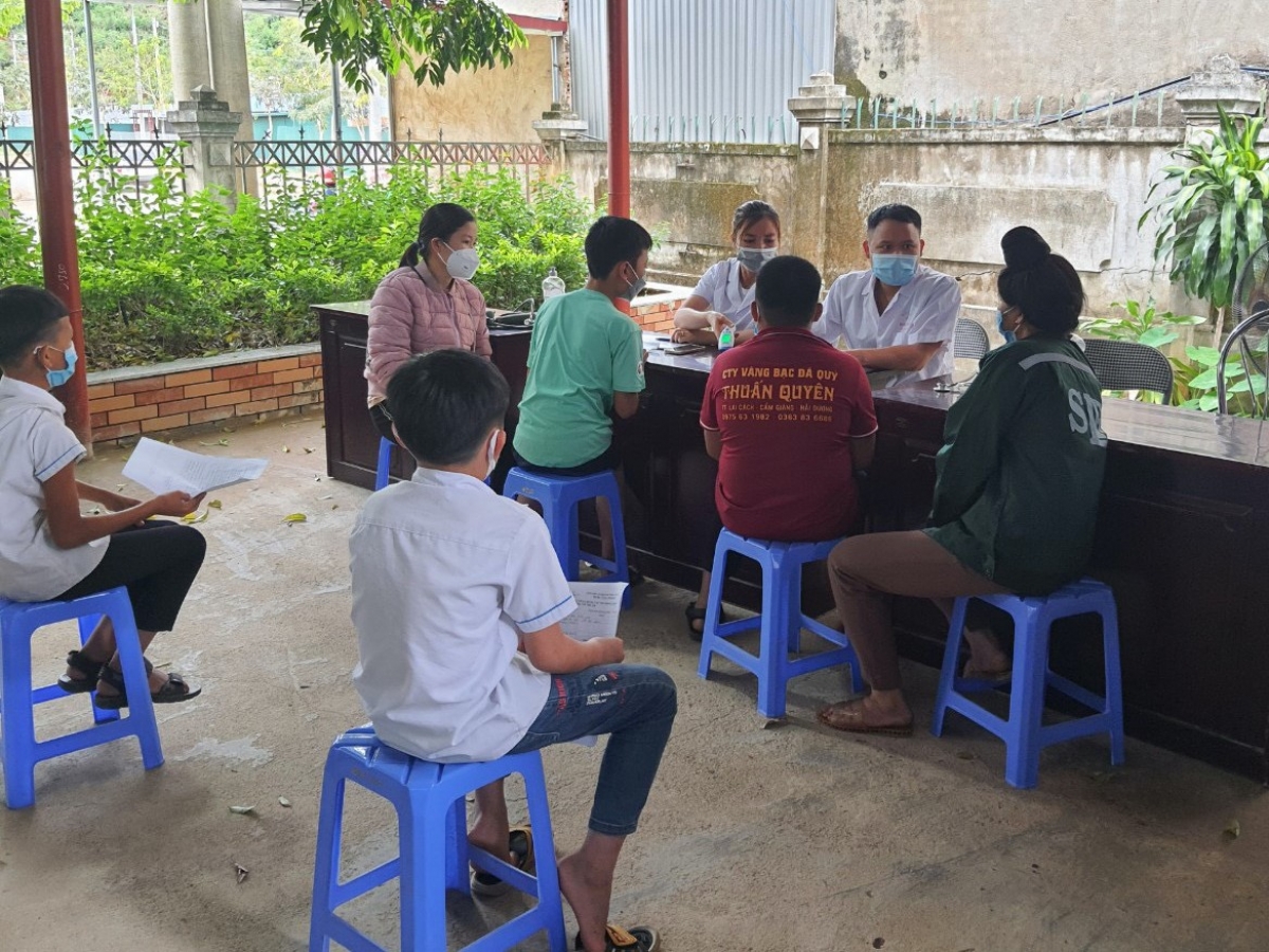 Người dân huyện Điện Biên đưa con đi tiêm vaccine Covid-19 từ 7h sáng