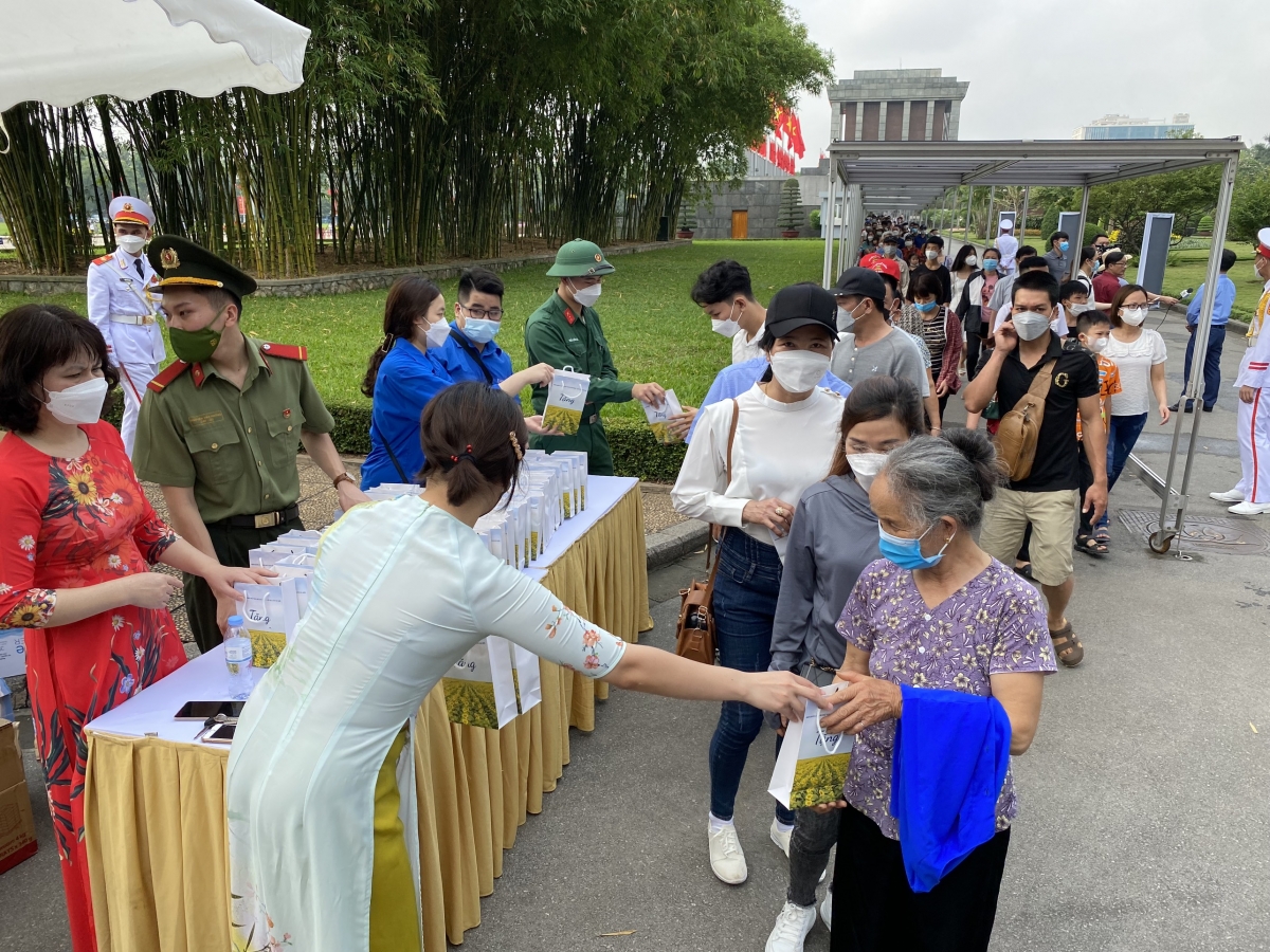 Trong 2 ngày 30/4 và 1/5, Sở Du lịch Hà Nội và Ban Quản lý Lăng Chủ tịch Hồ Chí Minh tặng 30.000 suất quà cho du khách đến thăm, viếng tại Lăng