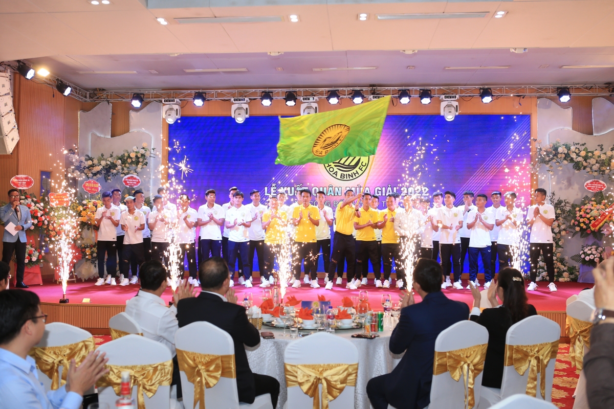 Các cầu thủ Hòa Bình FC trong lễ xuất quân tham dự mùa giải 2022