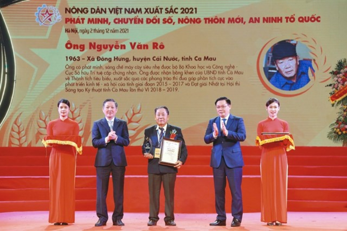 Lão nông Nguyễn Văn Rô, ở ấp Giá Ngự, xã Đông Hưng, huyện Cái Nước được Bộ khoa học và Công nghệ - Cục sở hữu trí tuệ chứng nhận. Ngoài ra ông Rô còn được tôn vinh là nông dân xuất sắc tiêu biểu năm 2021.