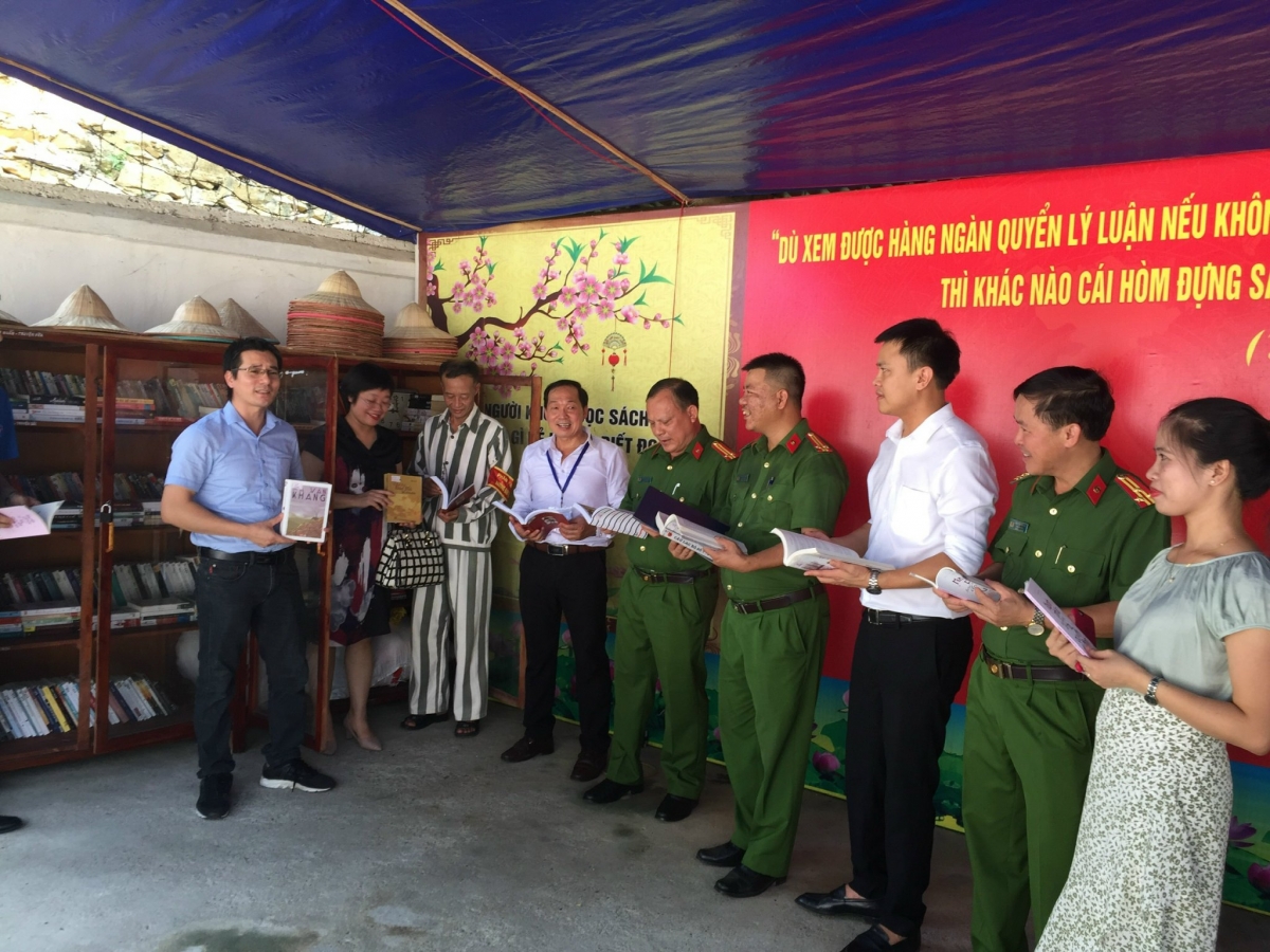 NXB Phụ nữ tặng sách cho trại giam Phú Sơn 4 - Thái Nguyên năm 2020     
Ảnh do NXB PN cung cấp