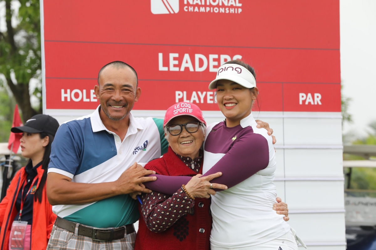 VĐV Nguyễn Thảo My bên gia đình tại Giải Vô địch Golf Quốc Gia 2022 – Cúp VinFast