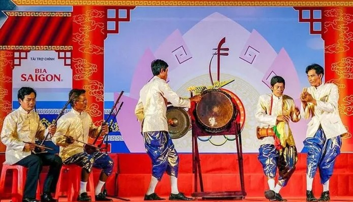 Nghệ nhân ấp Cây Khô, xã Hồ Thị Kỷ, huyện Thới Bình biểu diễn dàn nhạc trống lớn tại Liên hoan “Tiếng hát 3 dân tộc” được tổ chức tại huyện Trần Văn Thời (Cà Mau)