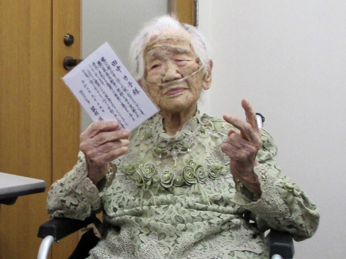 Cụ bà Kane Tanaka trong bức ảnh chụp vào Ngày người cao tuổi ở Nhật tháng 9-2021