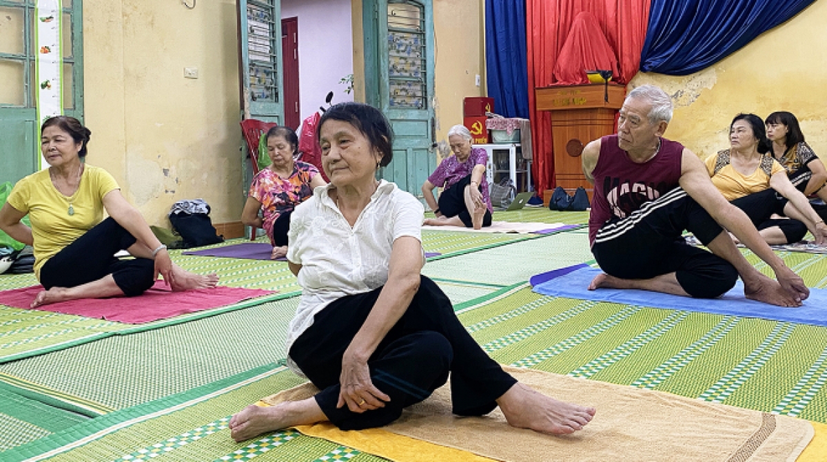 Học viên của lớp đa phần là cao tuổi nhưng đều hăng say luyện tập yoga