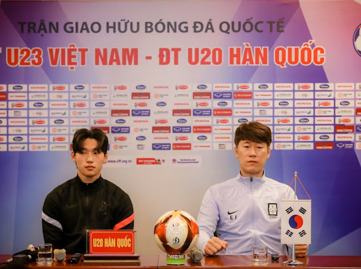 HLV Kim Eun Jung (phải) của U20 Hàn Quốc trong cuộc họp báo