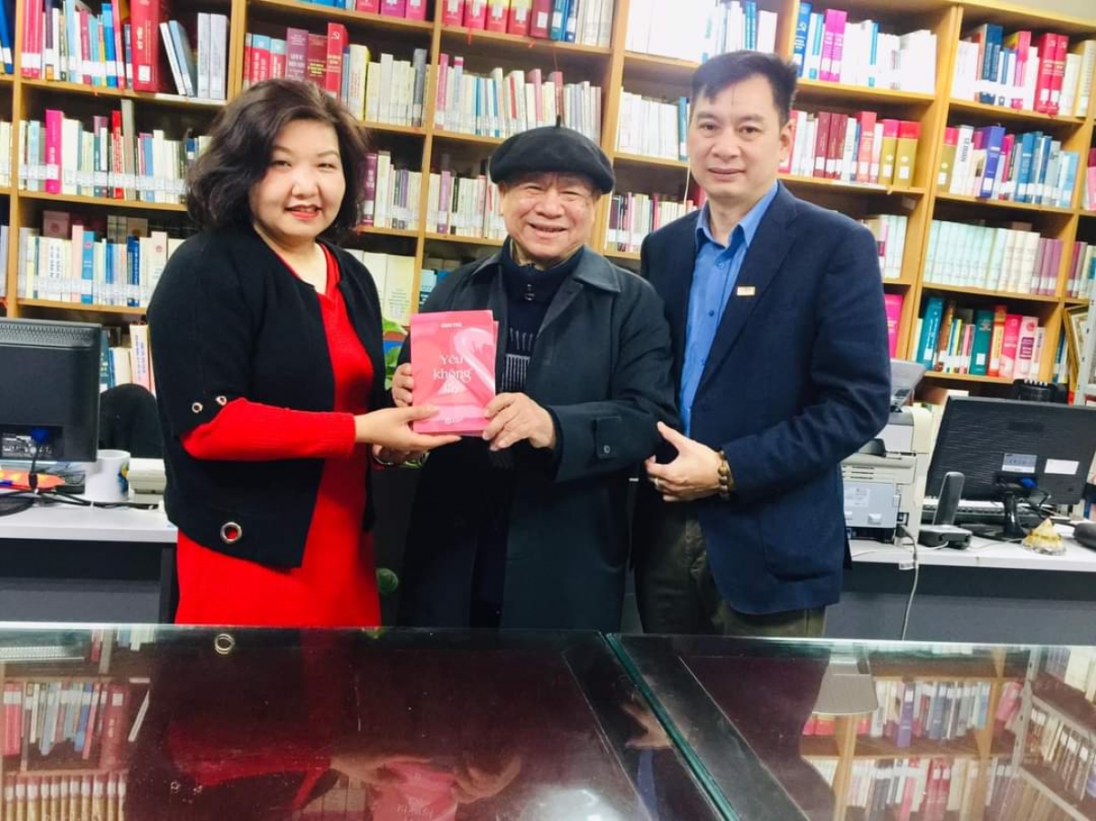 Nhà báo Trần Đức Nuôi (giữa) tặng cuốn sách do ông chủ biên vừa xuất bản cho Thư viện Đài TNVN
