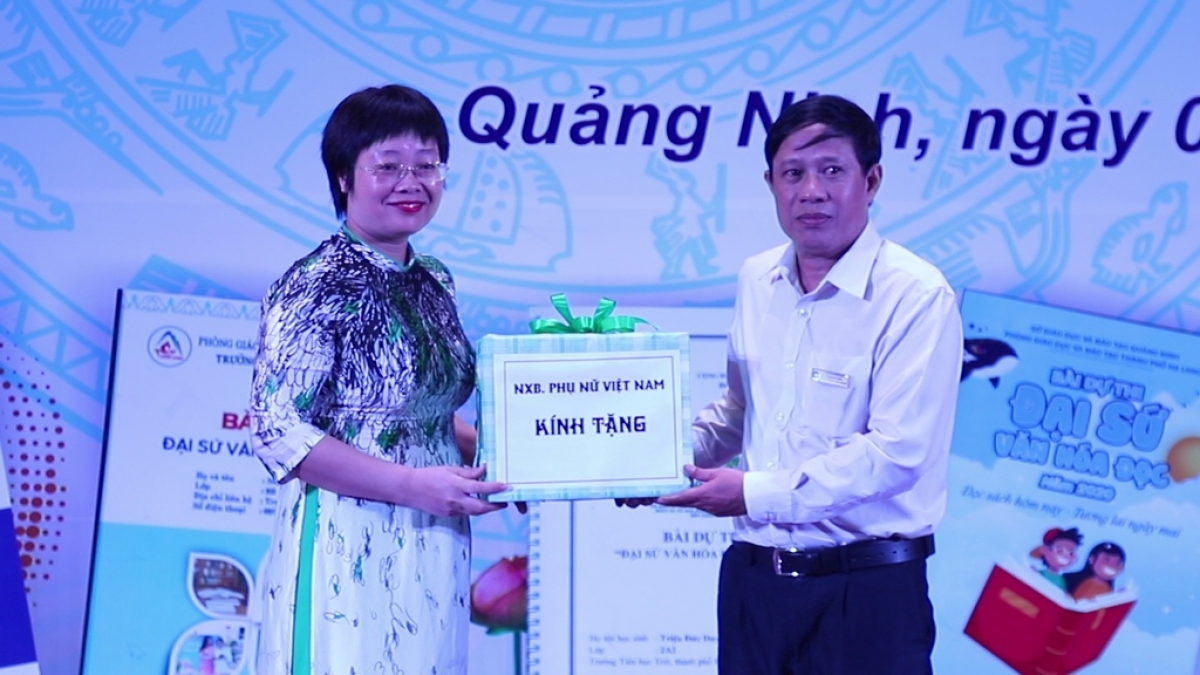 Bà Khúc Thị Hoa Phượng, Giám đốc NXB Phụ nữ VN đại diện tặng sách 