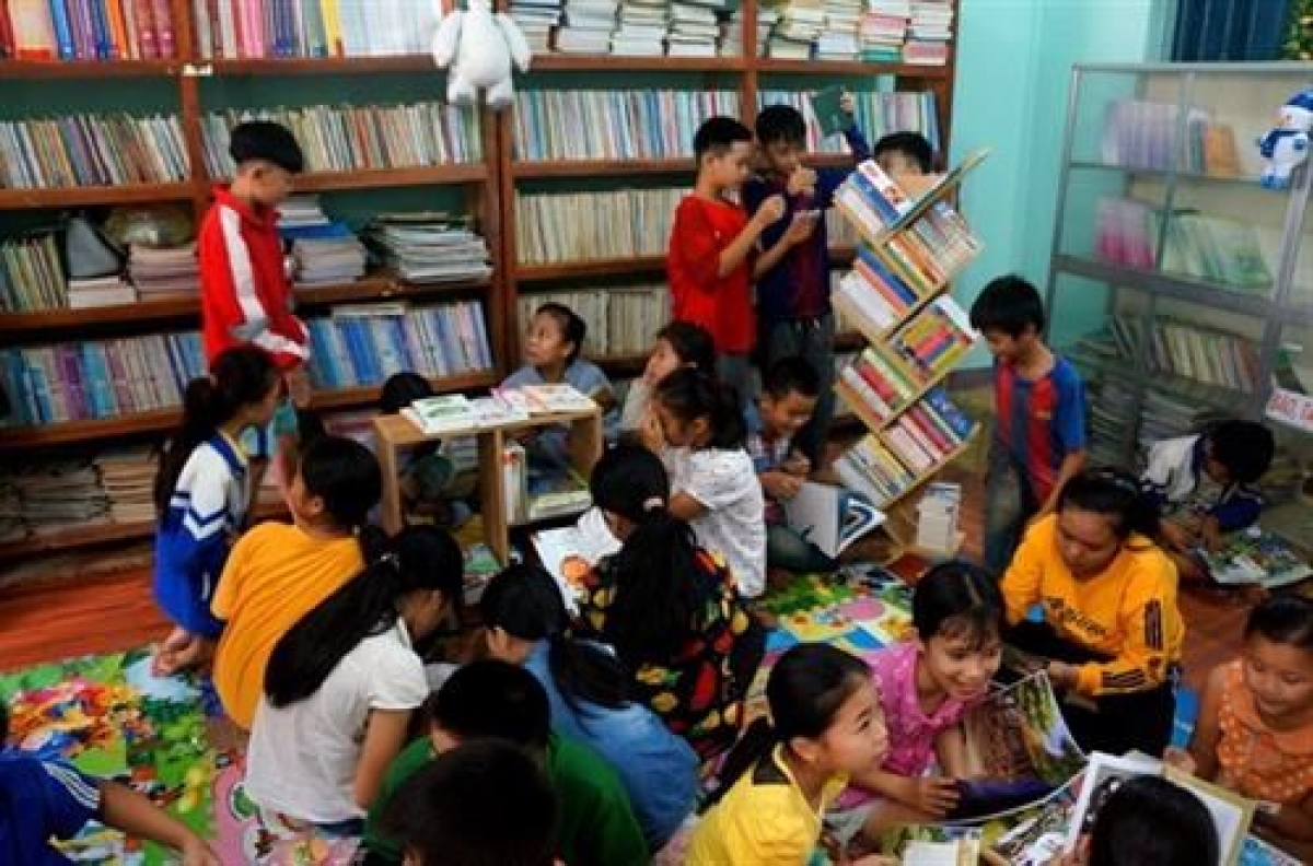 Trẻ em tỉnh Hòa Bình hồ hởi đón nhận những cuốn sách         