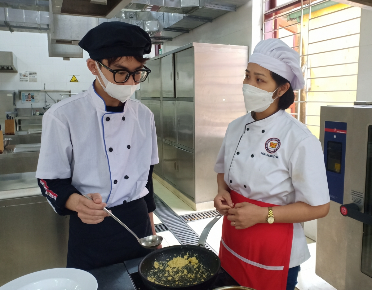 Cô Đặng Nguyệt An, giảng viên khoa chế biến món ăn ​​​​​(Trường Cao đẳng Du lịch Hải Phòng) trong giờ dạy thực hành.