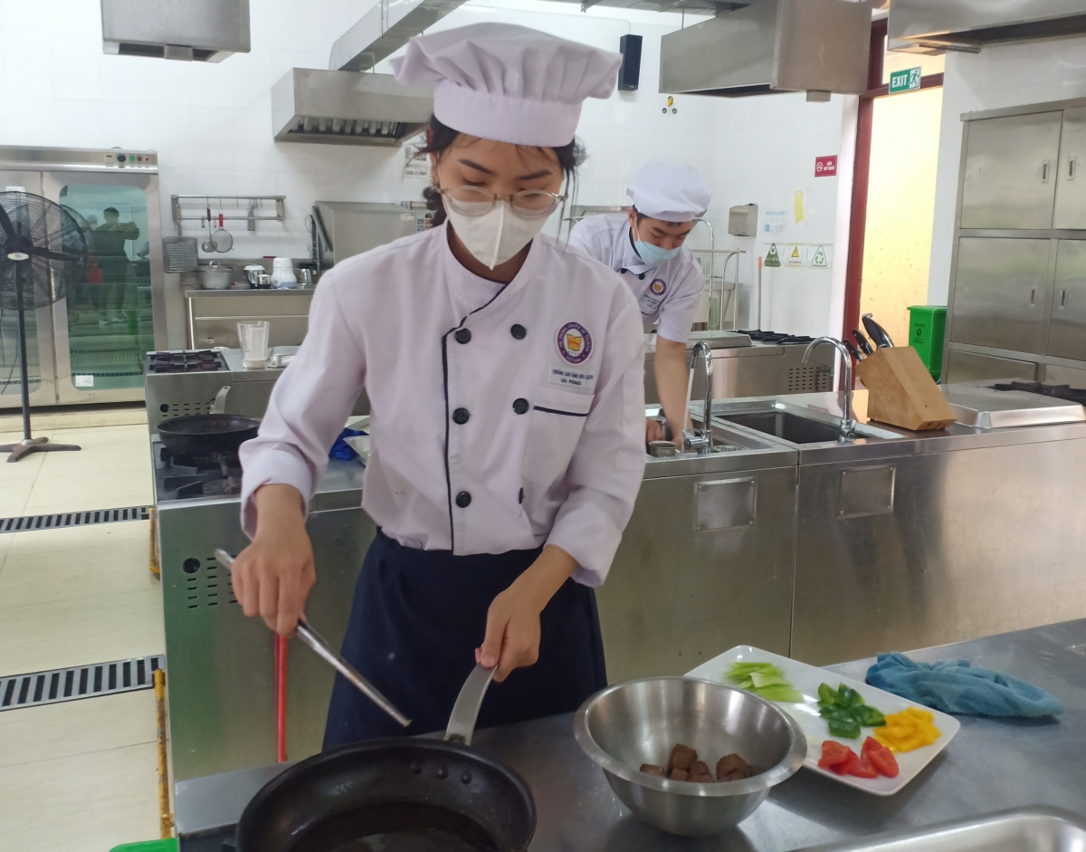 Dương Thị Mai Liên, sinh viên năm cuối ngành Kỹ thuật chế biến món ăn đã đi ngược lại số đông để theo đuổi nghề mình yêu thích