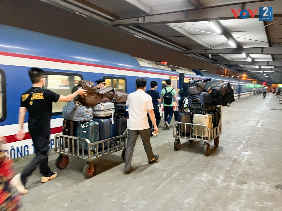 Tại ga, có xe đẩy hàng cỡ lớn cho khách cho nhu cầu mang nhiều hành lý.