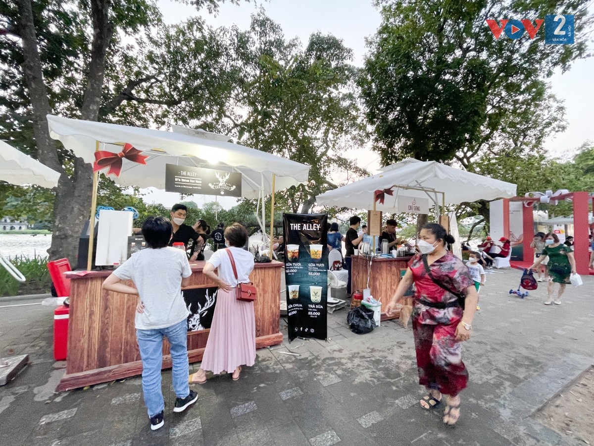 Từ ngày 29/4 - 1/5, Sở Du lịch Hà Nội tổ chức Lễ hội Quà tặng du lịch Hà Nội để tiếp nối chương trình "Du lịch Hà Nội chào 2022", thu hút sự quan tâm rất lớn của người dân và du khách.