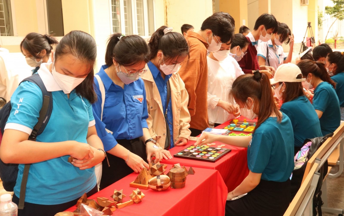 Sinh viên trải nghiệm tại ngày hội Toán học mở Huế - năm 2022