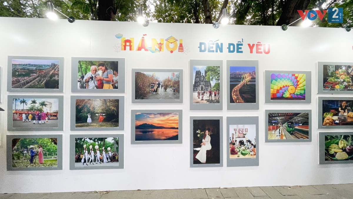 Người dân hứng thú với những nét đẹp văn hóa nhiều vùng miền tại triển lãm “Hà Nội đến để yêu”.