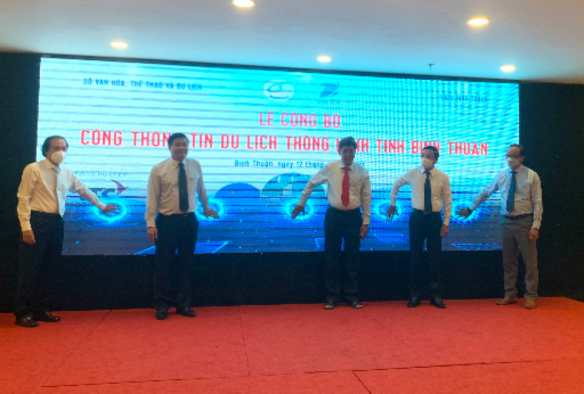 Các đại biểu bấm nút khai trương Cổng thông tin du lịch thông minh tỉnh Bình Thuận