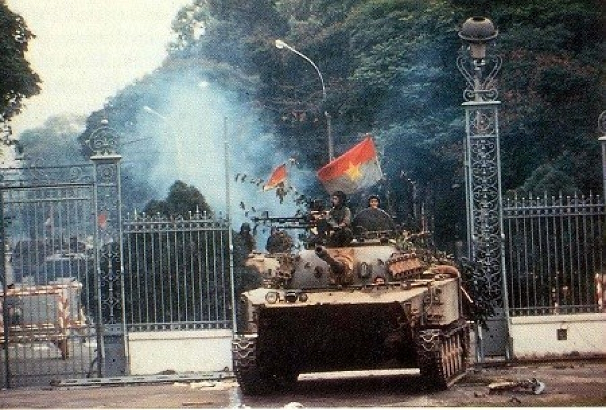 Xe tăng quân giải phóng húc đổ cổng Dinh Độc Lập trong Chiến dịch Hồ Chí Minh