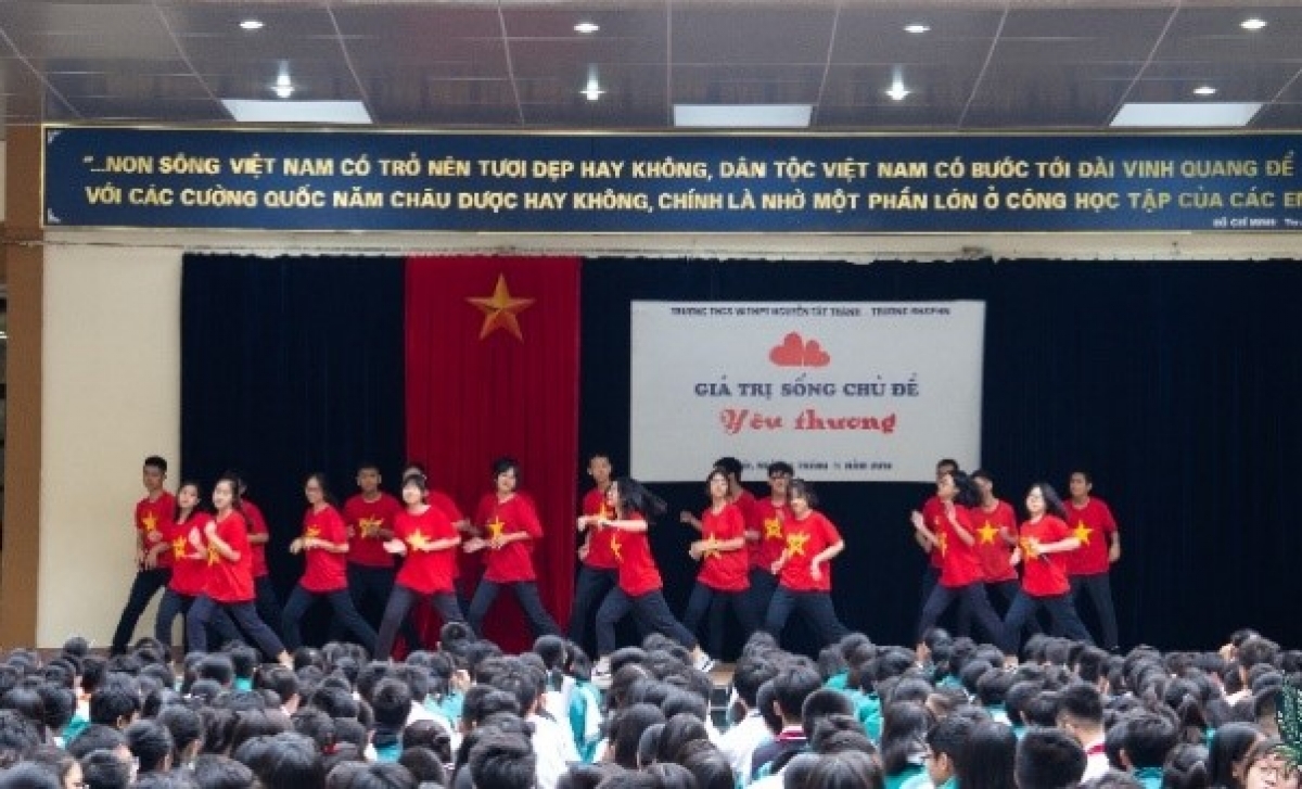 Sinh hoạt dưới cờ theo chủ đề luôn thu hút sự quan tâm của học sinh
Trường THCS-THPT Nguyễn Tất Thành