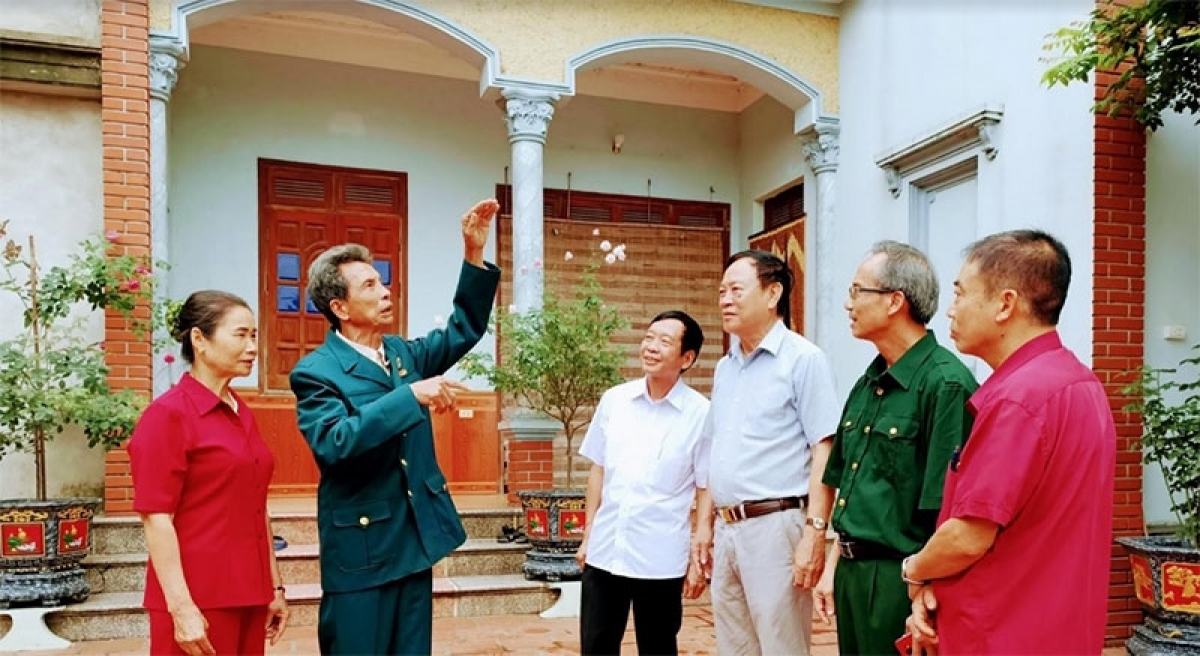 CCB Nguyễn Xuân Hậu đang kể với đồng đội về chiến công bắn rơi máy bay địch