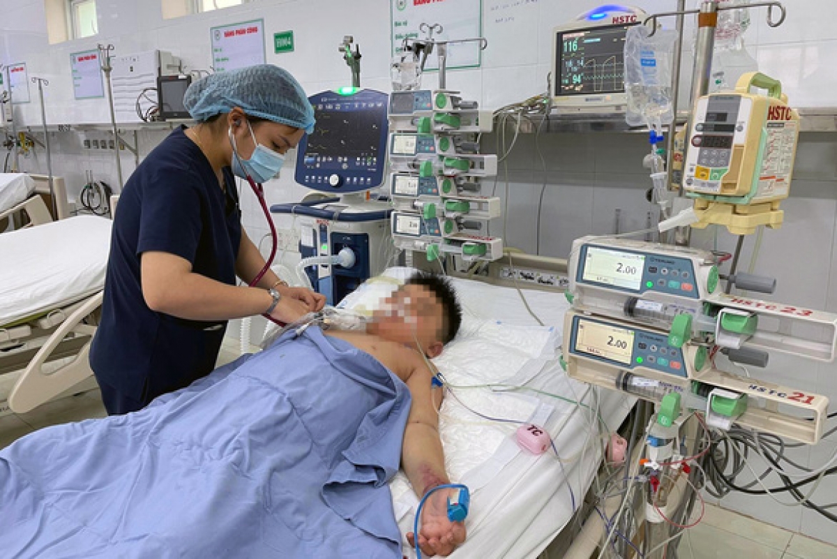 Một bệnh nhi bị sốc sốt xuất huyết nặng đang điều trị tại Bệnh viện Nhi đồng Đồng Nai
