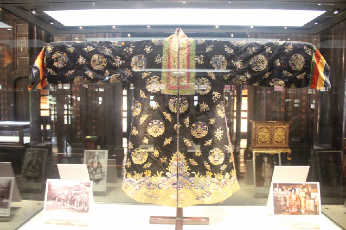 Mặt trước áo Nhật Bình cung tần triều Nguyễn được đấu giá thành công tại Tây Ban Nha
 