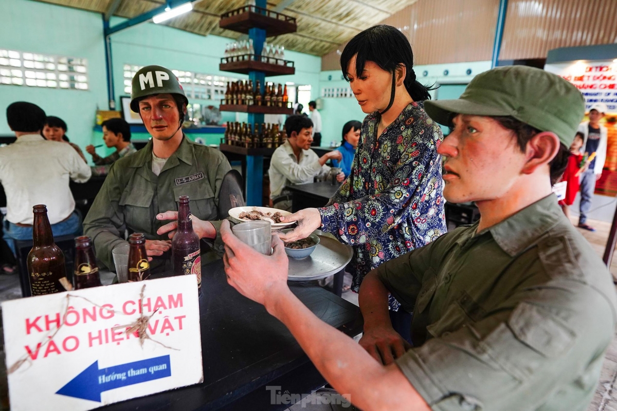 Quán Nhan Hương tiếp đón nhiều khách là quân nhân, nhân viên an ninh
phục vụ quân đội Mỹ và chính quyền Sài Gòn
