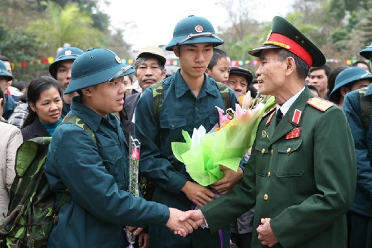 Thiếu tướng Trịnh Thanh Vân trong buổi đưa thanh niên Hà Nội lên đường nhập ngũ