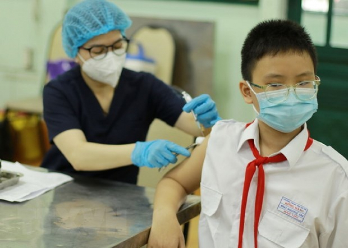 Trẻ được khám sàng lọc kỹ càng trước khi tiêm vaccine Covid-19