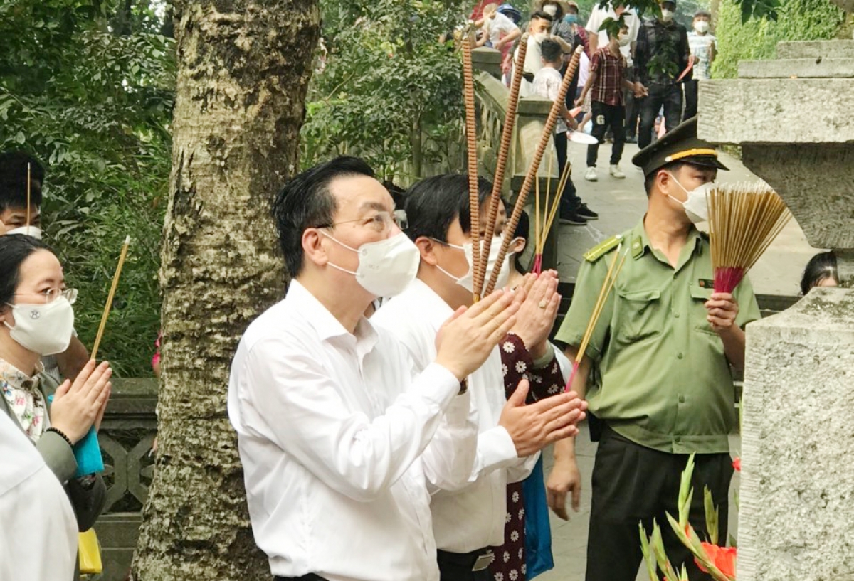 Ủy viên Trung ương Đảng, Phó Bí thư Thành ủy, Chủ tịch UBND thành phố Hà Nội Chu Ngọc Anh dâng hương tưởng niệm các Vua Hùng.