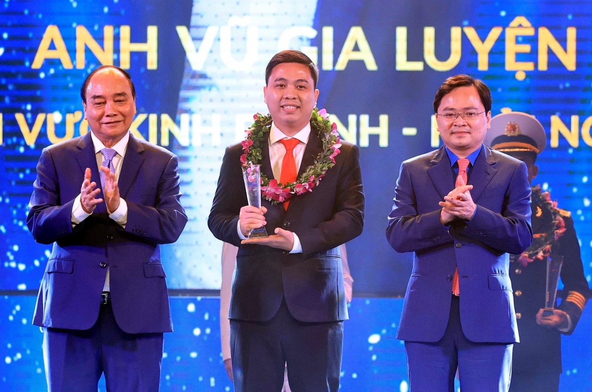 Vũ Gia Luyện (giữa) được Chủ tịch nước Nguyễn Xuân Phúc và Bí thư thứ nhất Trung ương Đoàn Nguyễn Anh Tuấn trao giải thưởng Gương mặt trẻ Việt Nam tiêu biểu 2021