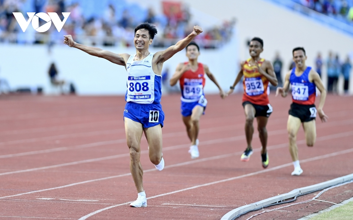 Nguyễn Văn Lai ở khoảnh khắc về đích, giành HCV nội dung 5000m nam. (Ảnh: Quang Trung). 