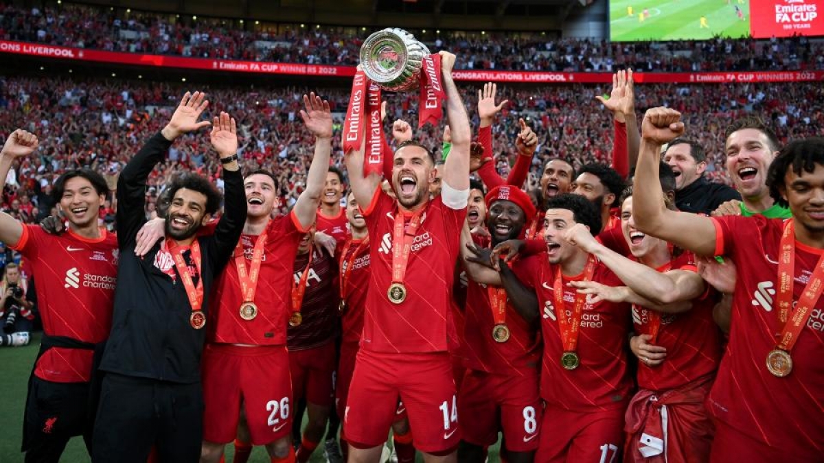 Các cầu thủ Liverpool nâng cao cúp vô địch FA cup (Ảnh: Internet)