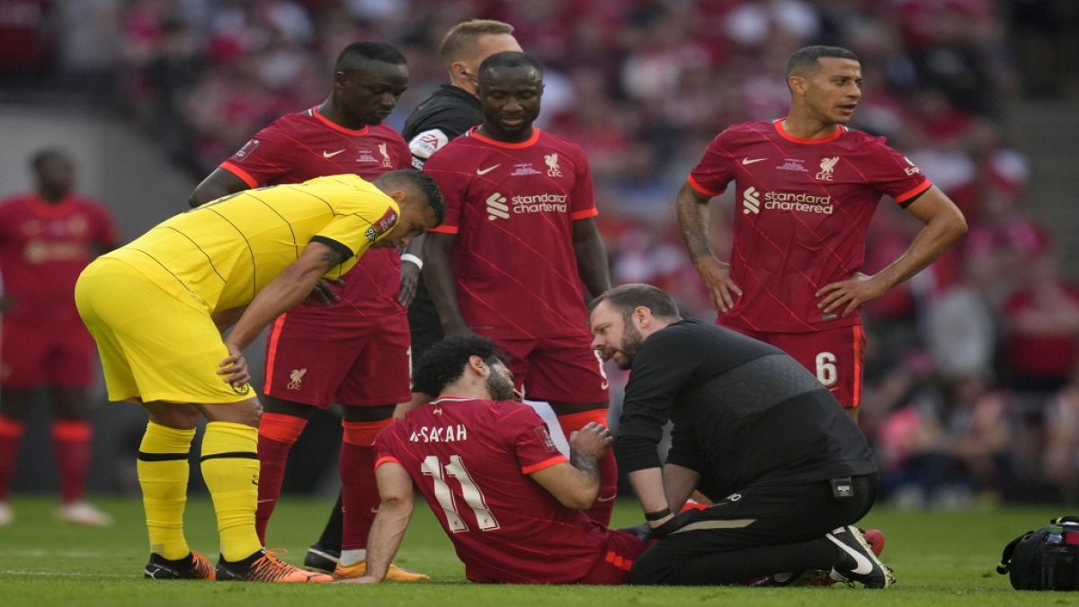 Salah bị thương và phải rời sân (Ảnh: Internet)