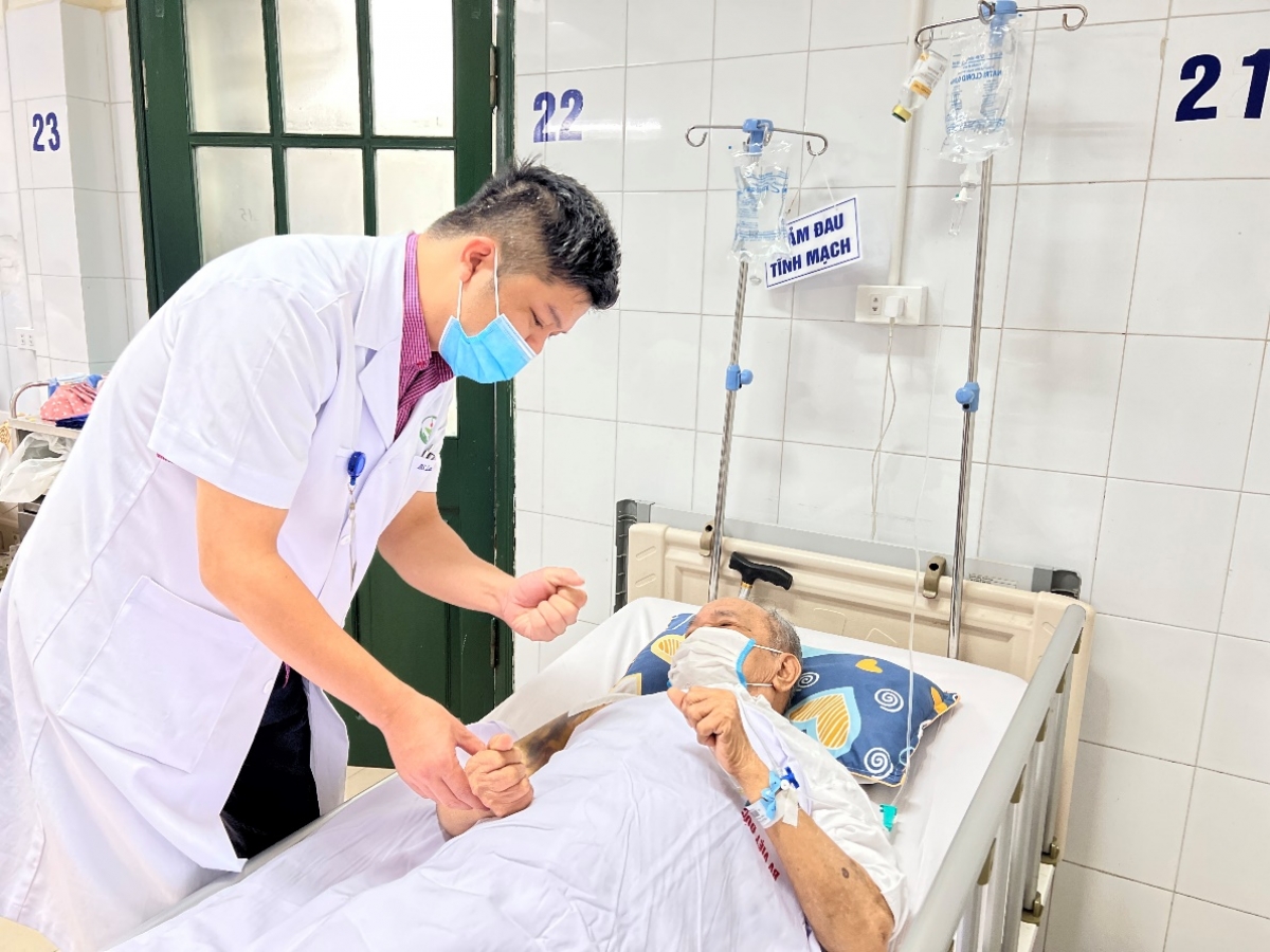 ThS.BS Lưu Danh Huy khám lại cho người bệnh sau phẫu thuật