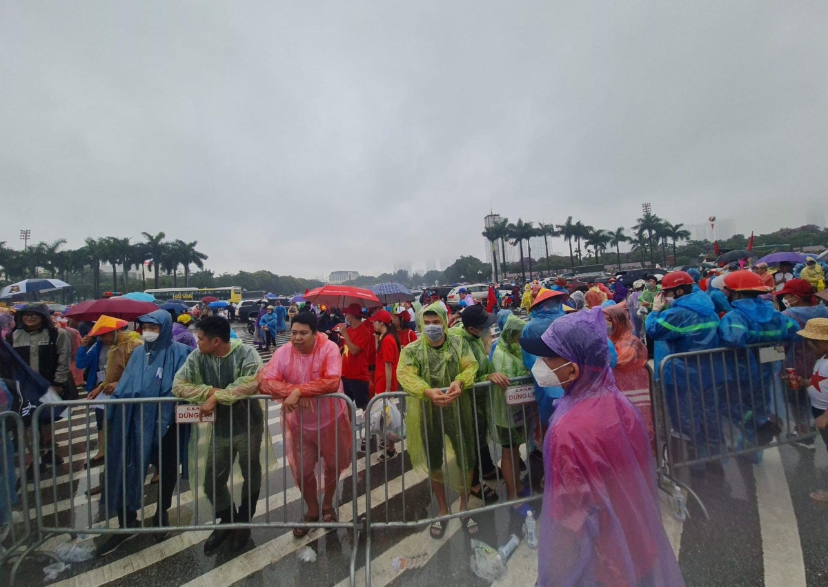 Hàng nghìn người đã có mặt từ rất sớm bất chấp mưa to