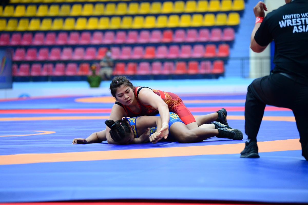 Lại Diệu Thương (đỏ) thắng tuyệt đối VĐV Thái Lan ở chung kết hạng cân 68kg