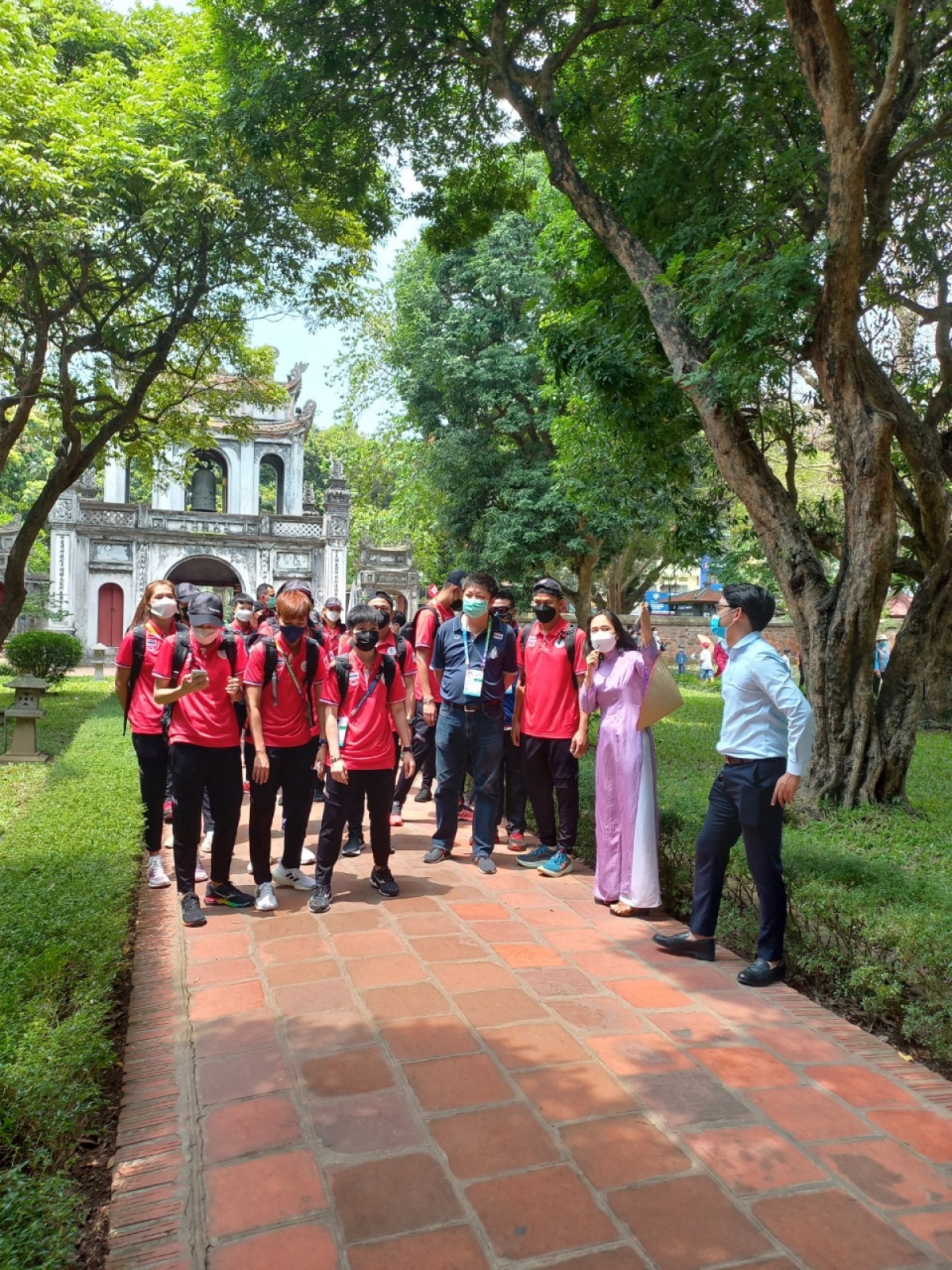 Trong hành trình trải nghiệm “Hanoi City Tour”, đoàn vận động viên cầu mây Thái Lan có khoảng 30 phút để khám phá, tìm hiểu Di tích quốc gia đặc biệt Văn Miếu - Quốc Tử Giám
