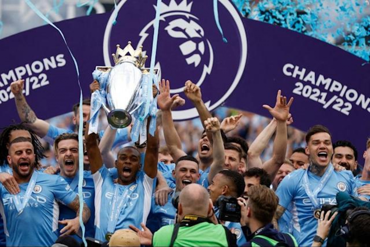  Các thành viên Man City nâng cao chức vô địch Premier League mùa giải 2021/2022 (Ảnh: Internet)