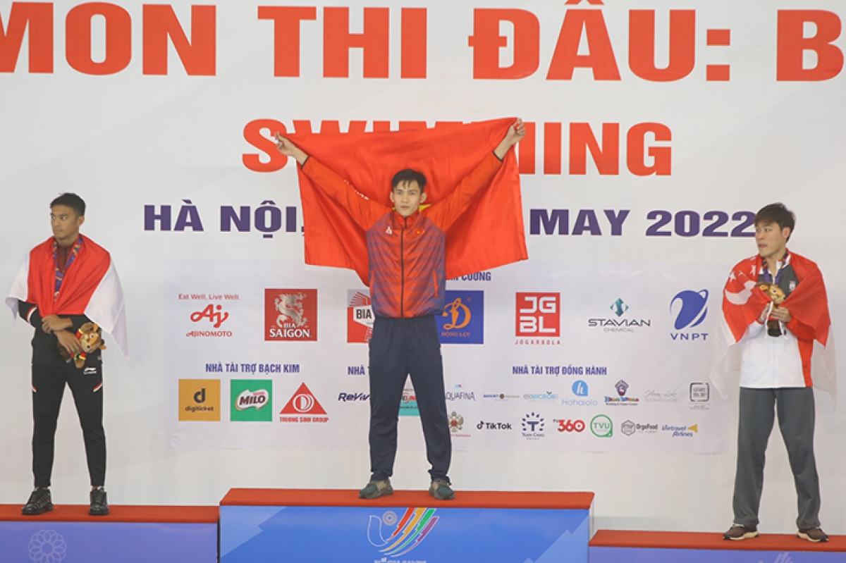 Phạm Thanh Bảo đứng trên bục cao nhất sau phần thi chung kết nội dung 50m bơi ếch tại SEA Games 31
