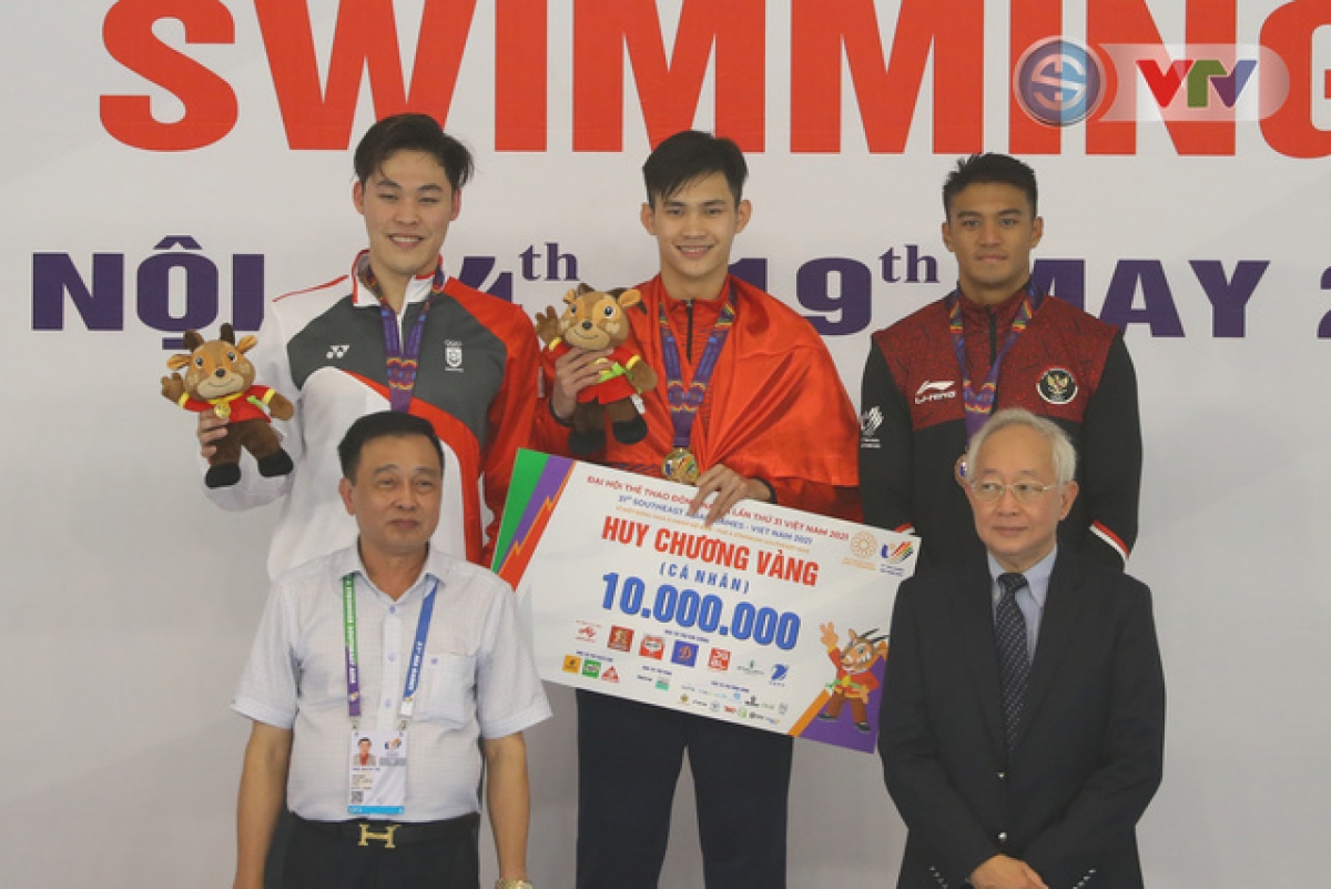 Phạm Thanh Bảo nhận huy chương và phần thưởng sau khi về nhất nội dung 100m bơi ếch